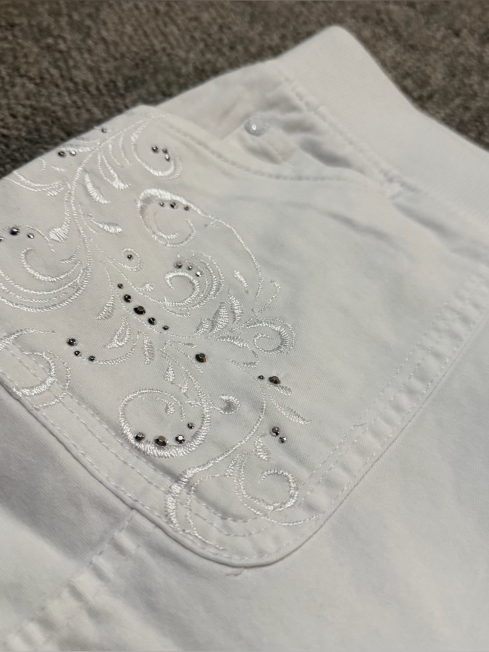Gloria Vanderbilt white shorts with sparkle gems on pockets size 16 great shape